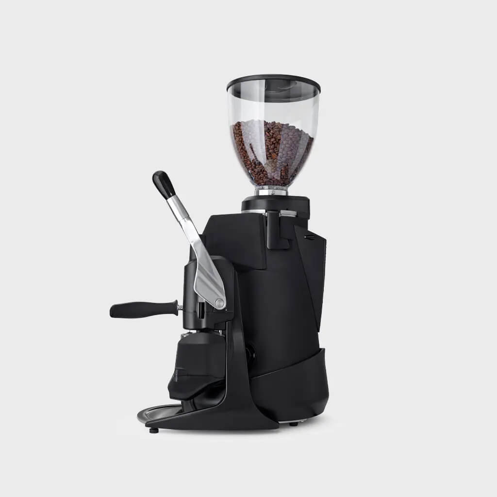 Młynek do kawy OD z wbudowanym tamperem dynamometrycznym - czarny, lewy bok Młynek do kawy na żądanie z wbudowanym tamperem dynamometrycznym w kolorze czarnym - lewy bok