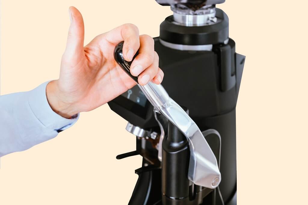 Profesjonalny młynek do kawy z dynamometrycznym tamperem