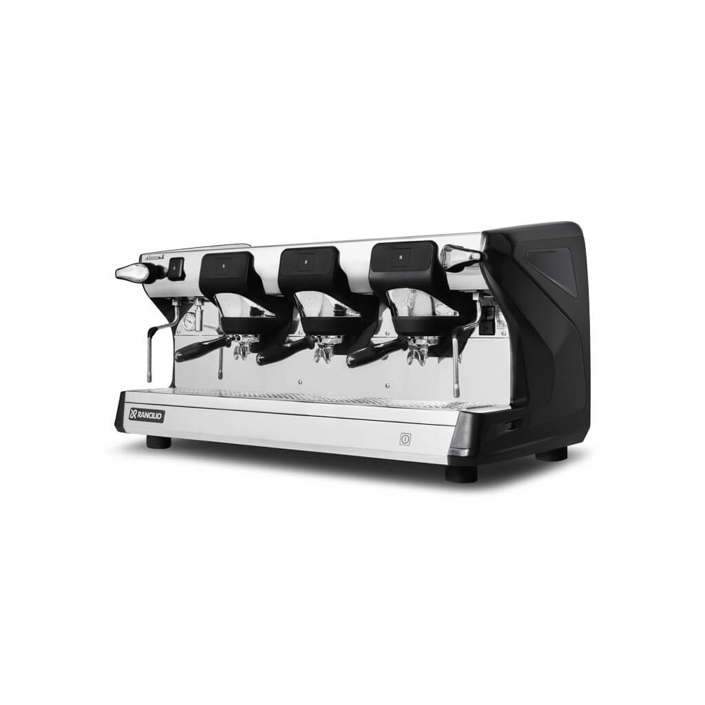 Ekspres 3-grupowy do kawy Classe 7 S - czarny, przód, lewy bok Ekspres trzygrupowy do kawy Classe 7 S w kolorze czarnym - przód, lewy bok