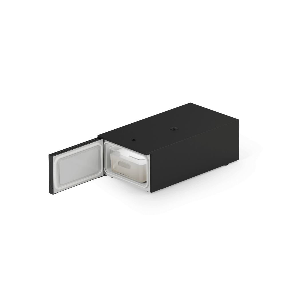 Lodówka na mleko z otwartymi drzwiami FUM - przód, lewy bok