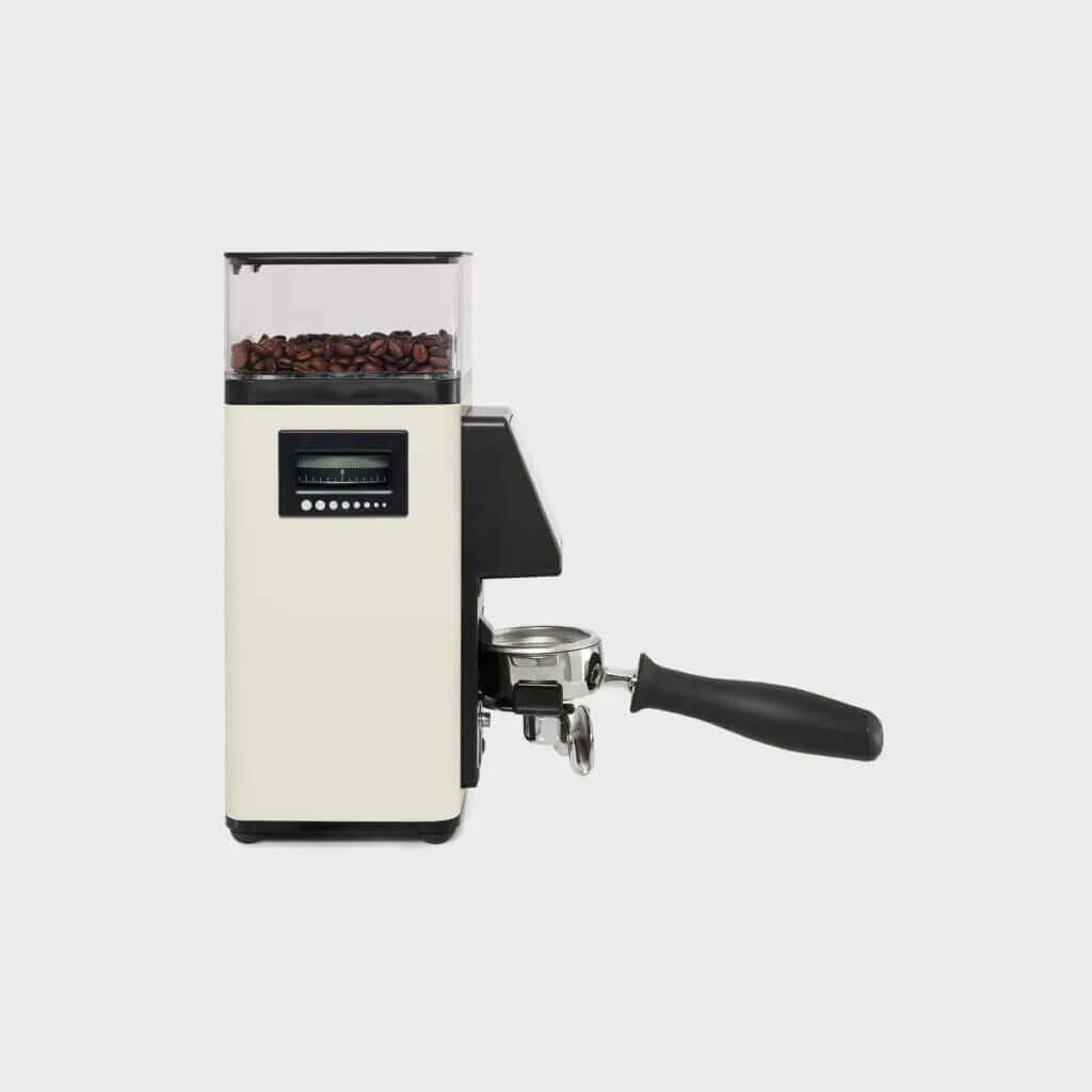 Młynek do kawy Stile z kolbą w kolorze białym - prawy bok