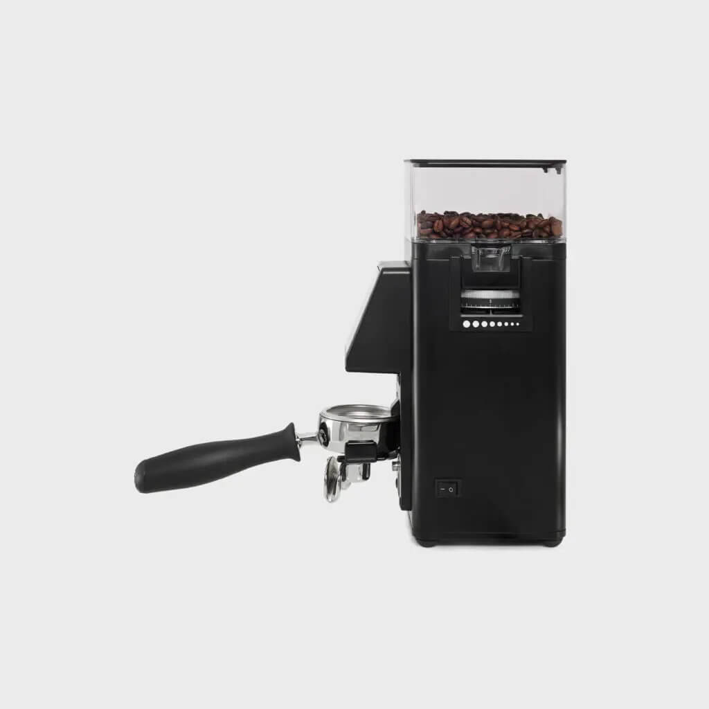 Młynek do kawy Stile z kolbą w kolorze czarnym - lewy bok